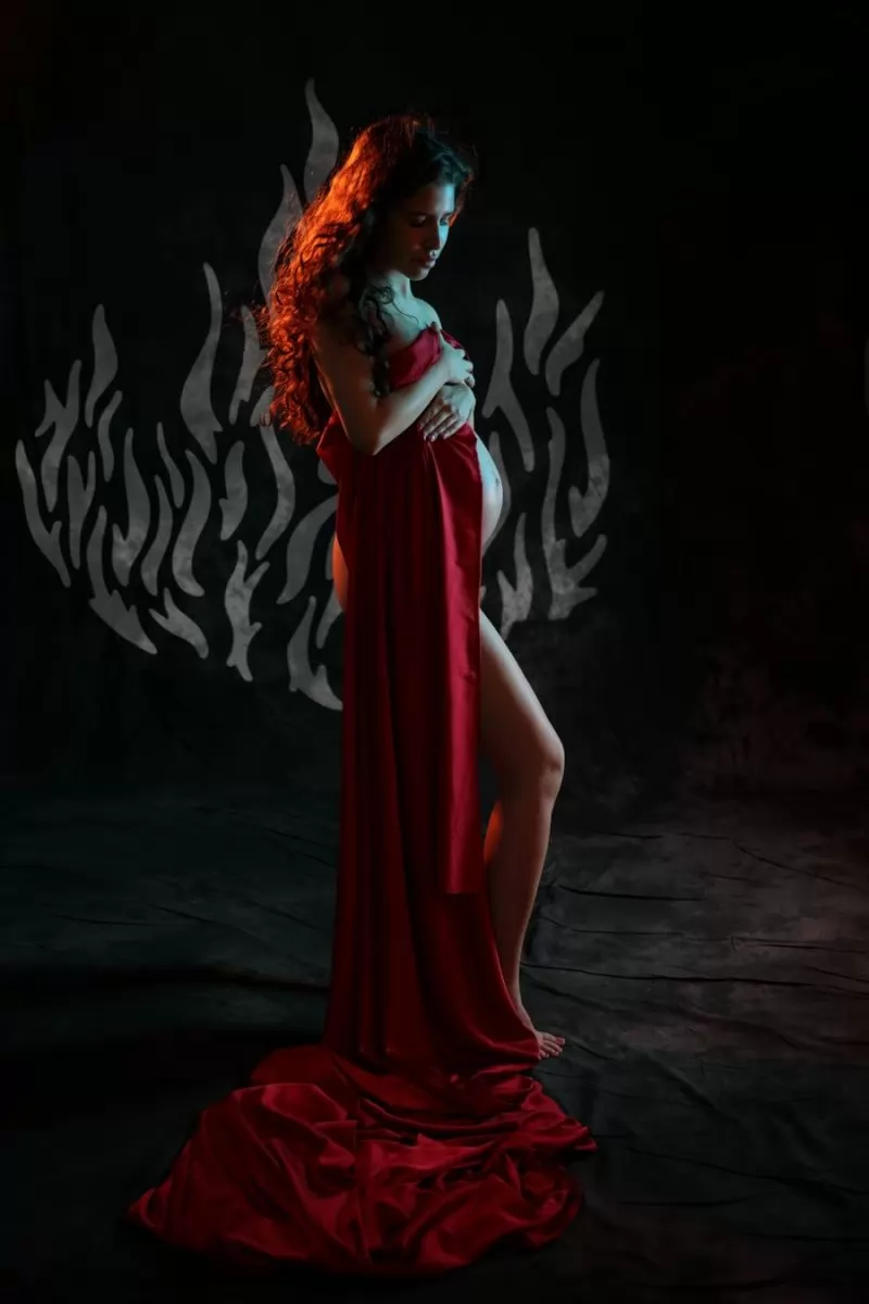 zhenstvena-fotosesiya-za-bremenni-v-studio-sofia.webp