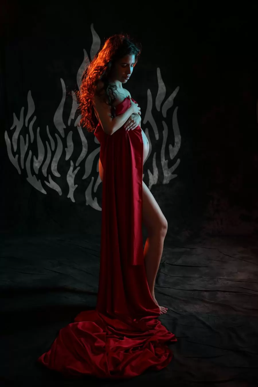zhenstvena-fotosesiya-za-bremenni-v-studio-sofia.webp