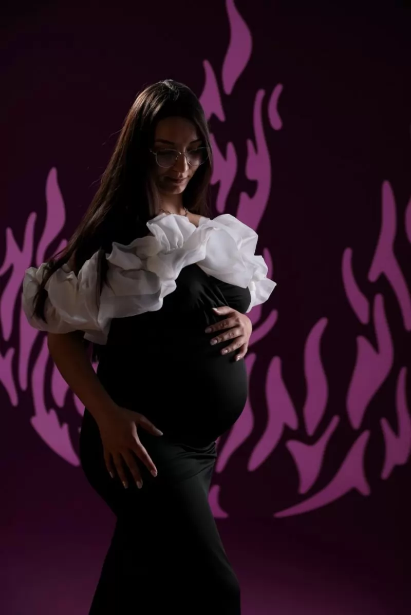 luksozna-elegantna-bremenna-dama-cherna-rokliya.webp