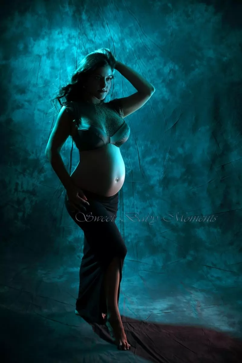 roklya-cherna-artistichen-portret-na-bremenna.webp