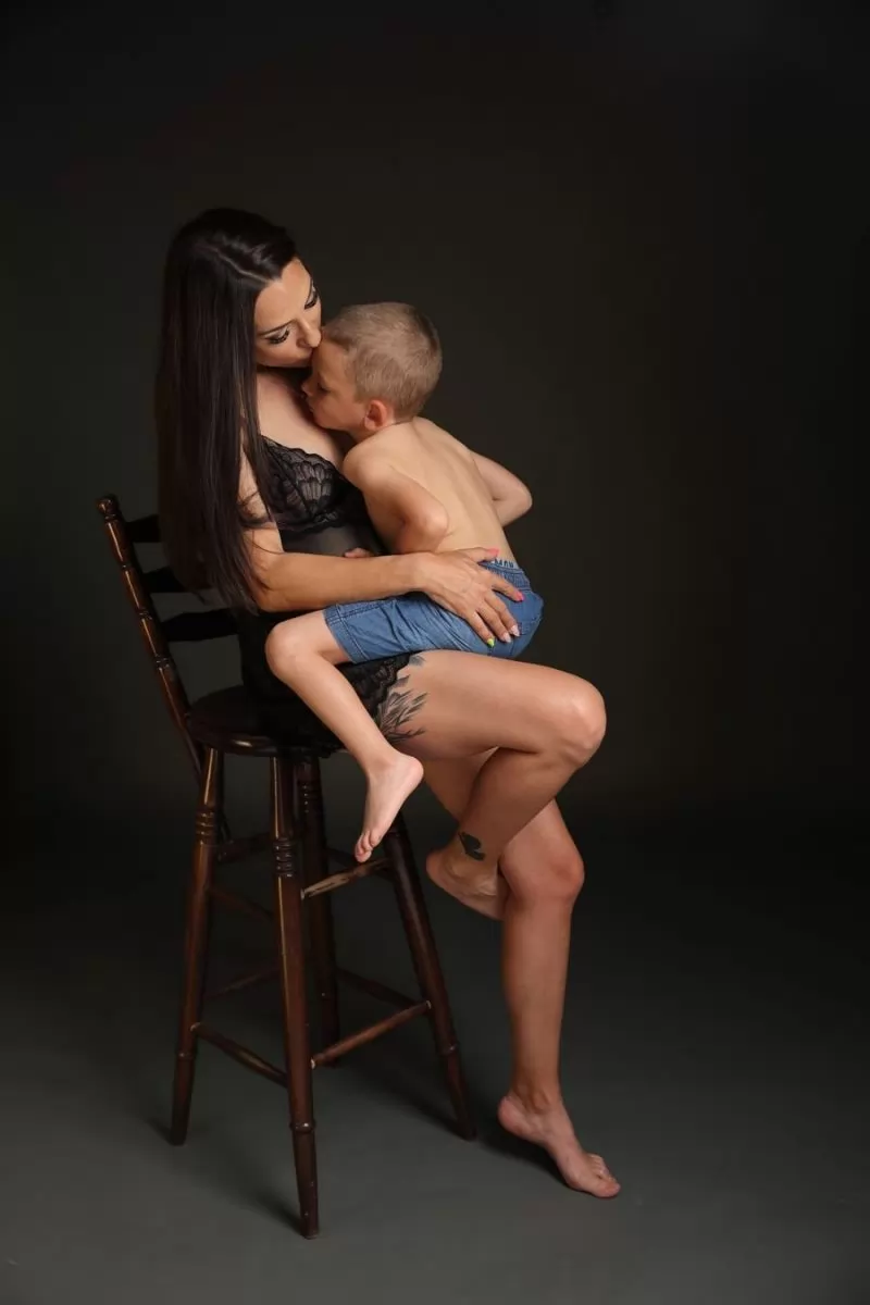 fotosesiya-mama-i-bebe-osvetlenie-snimki-sofia.jpeg