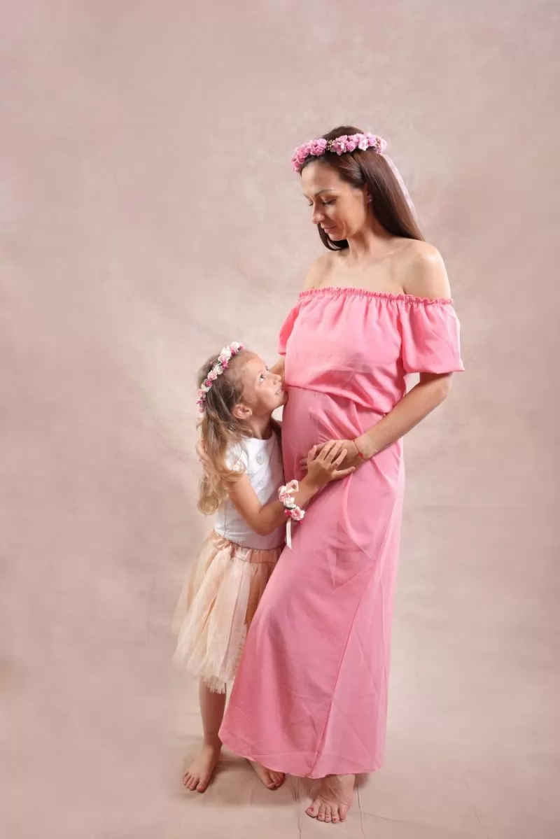 fotosesiya-mama-i-dete-osvetlenie-rozova-roklia-sofia.jpeg