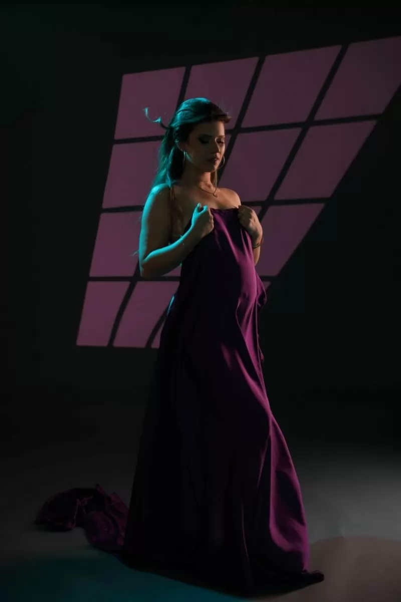 fotosesiya-za-bremenni-s-dalga-roklya-v-studio.webp