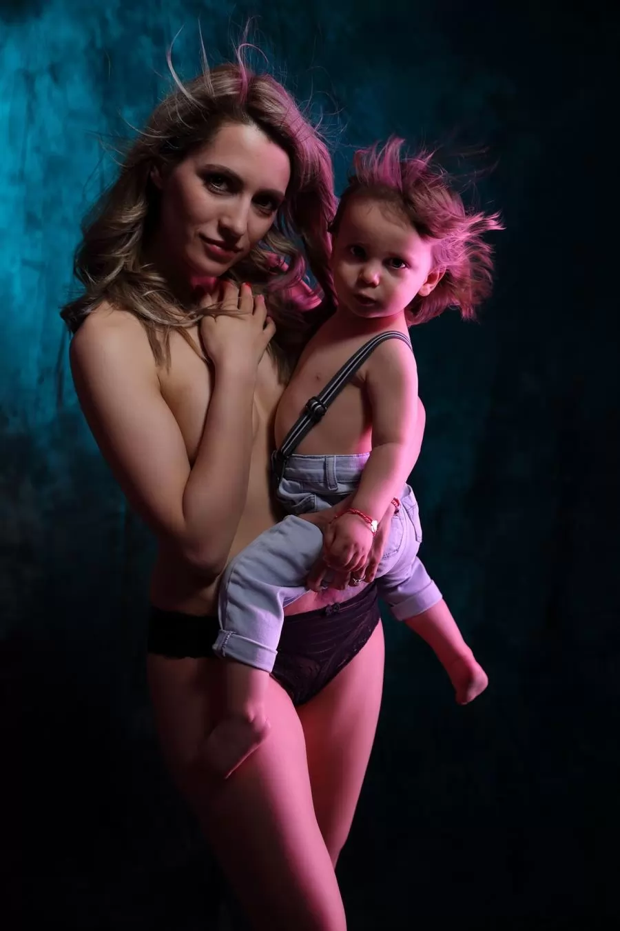 mayka-i-bebe-v-estestvena-poza.webp