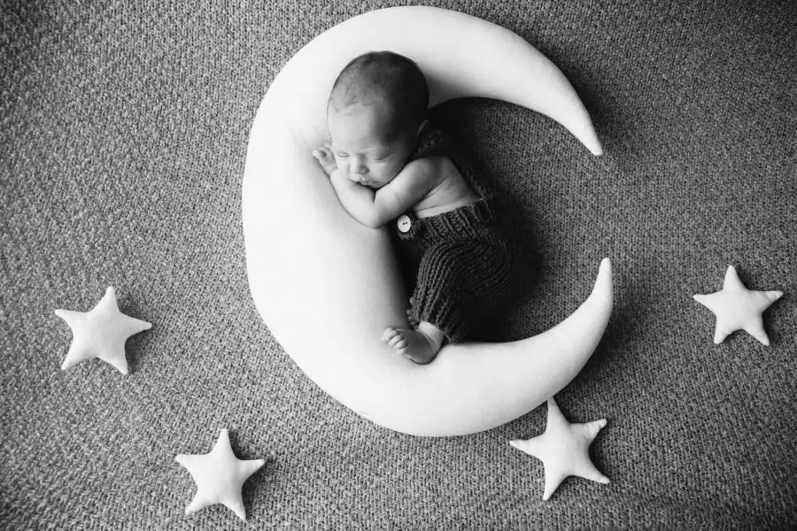 novorodeno-bebe-na-luna-fotosesiya.jpg