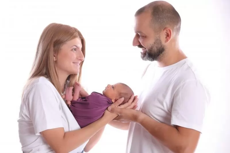 semeyni-snimki-bebe-uvito-v-shalche-studio-sofia.jpeg
