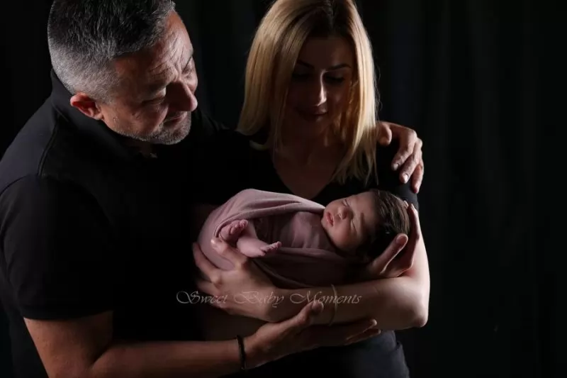 semeyni-snimki-v-studio-sofia-s-novorodeno-bebe.jpeg