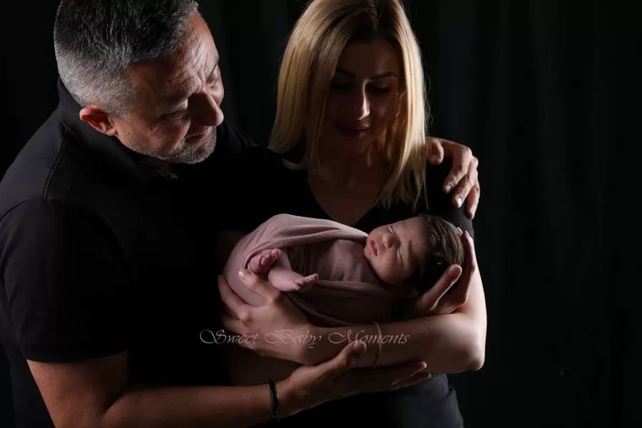 semeyni-snimki-v-studio-sofia-s-novorodeno-bebe.jpeg